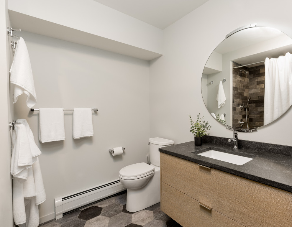 Свежая идея для дизайна: ванная комната среднего размера в современном стиле с плоскими фасадами, бежевыми фасадами, душем в нише, раздельным унитазом, белыми стенами, душевой кабиной, врезной раковиной, серым полом, шторкой для ванной и черной столешницей - отличное фото интерьера