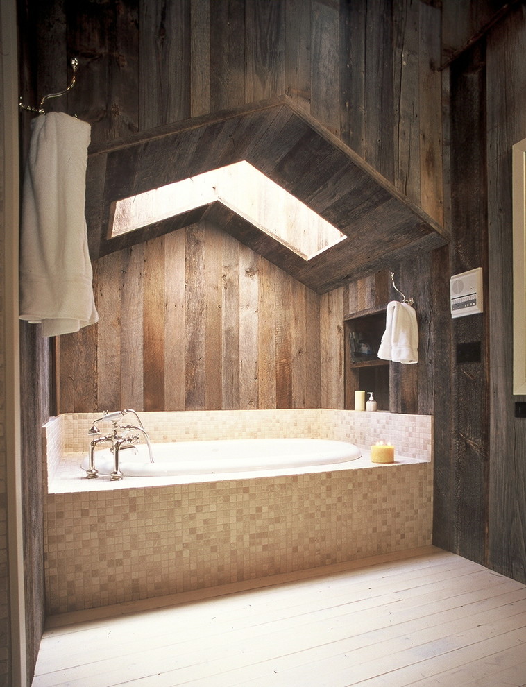 Стильный дизайн: главная ванная комната среднего размера в стиле кантри с накладной ванной, коричневыми стенами, светлым паркетным полом и бежевым полом - последний тренд