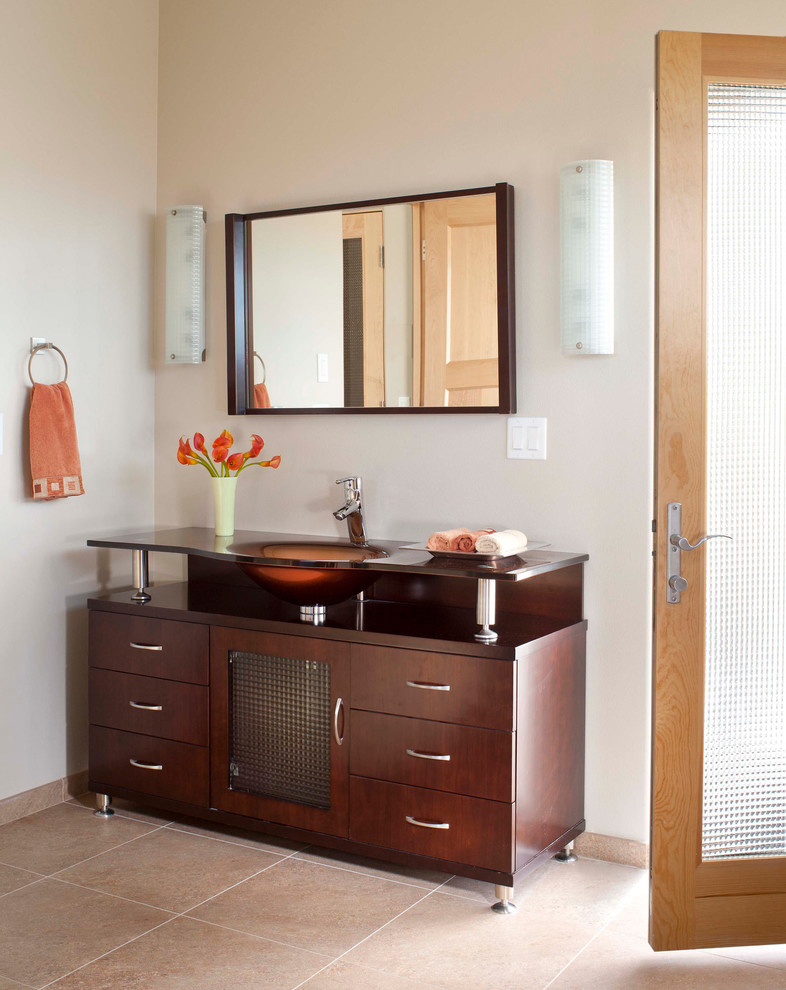Modelo de cuarto de baño actual grande con armarios con paneles lisos, puertas de armario de madera en tonos medios, suelo de baldosas de porcelana y suelo beige