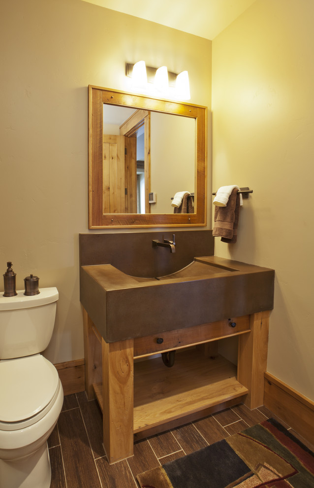 Réalisation d'une salle de bain design avec un plan de toilette en béton, un carrelage marron, des carreaux de porcelaine et un sol en carrelage de porcelaine.