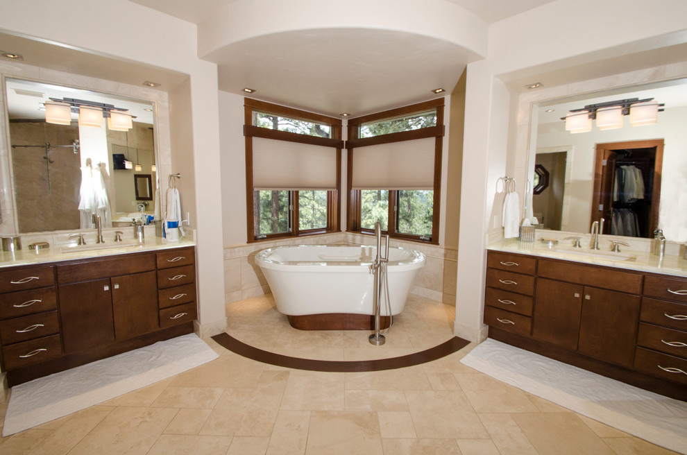 Exempel på ett mellanstort modernt en-suite badrum, med släta luckor, skåp i mörkt trä, ett fristående badkar, beige kakel, beige väggar, ett piedestal handfat och bänkskiva i kvartsit