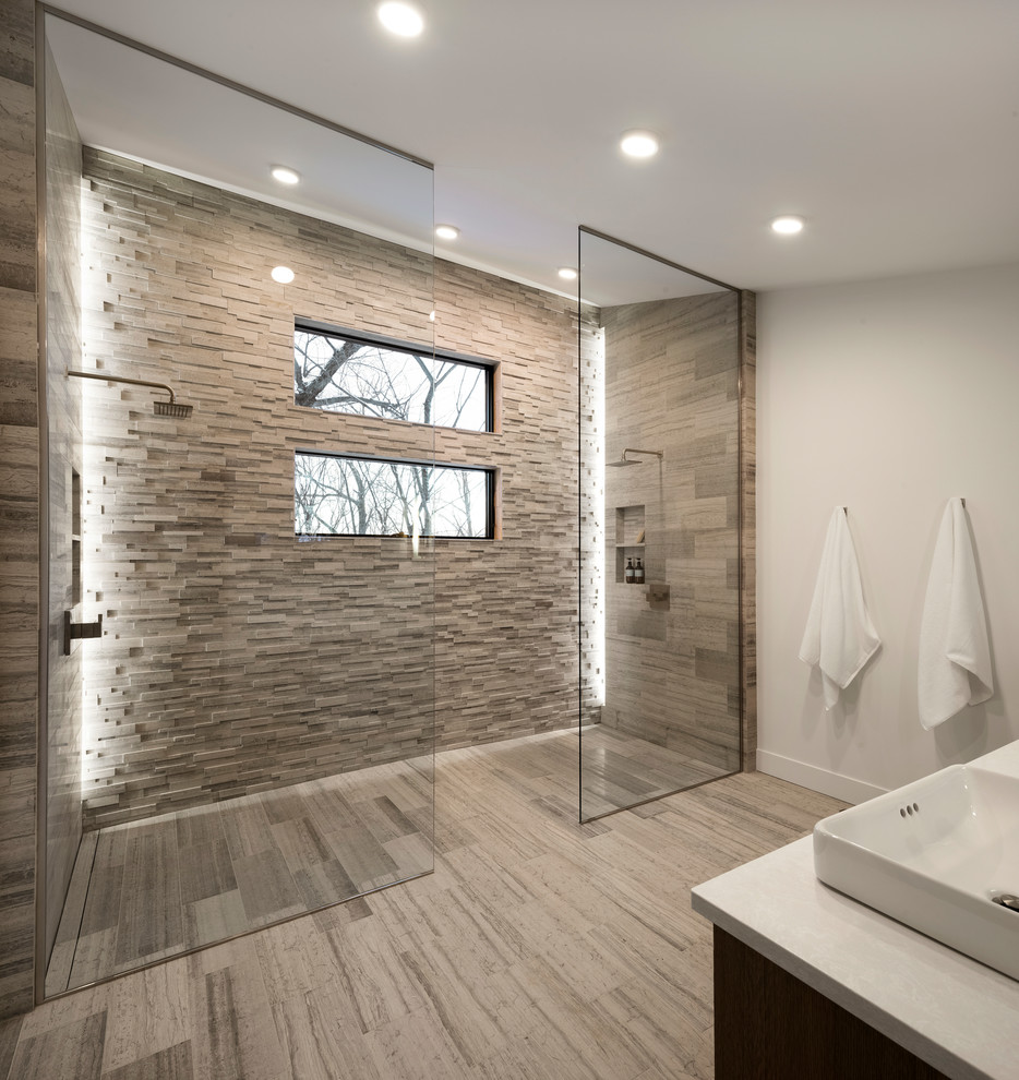 Inspiration för stora moderna vitt en-suite badrum, med en dubbeldusch och ett fristående handfat