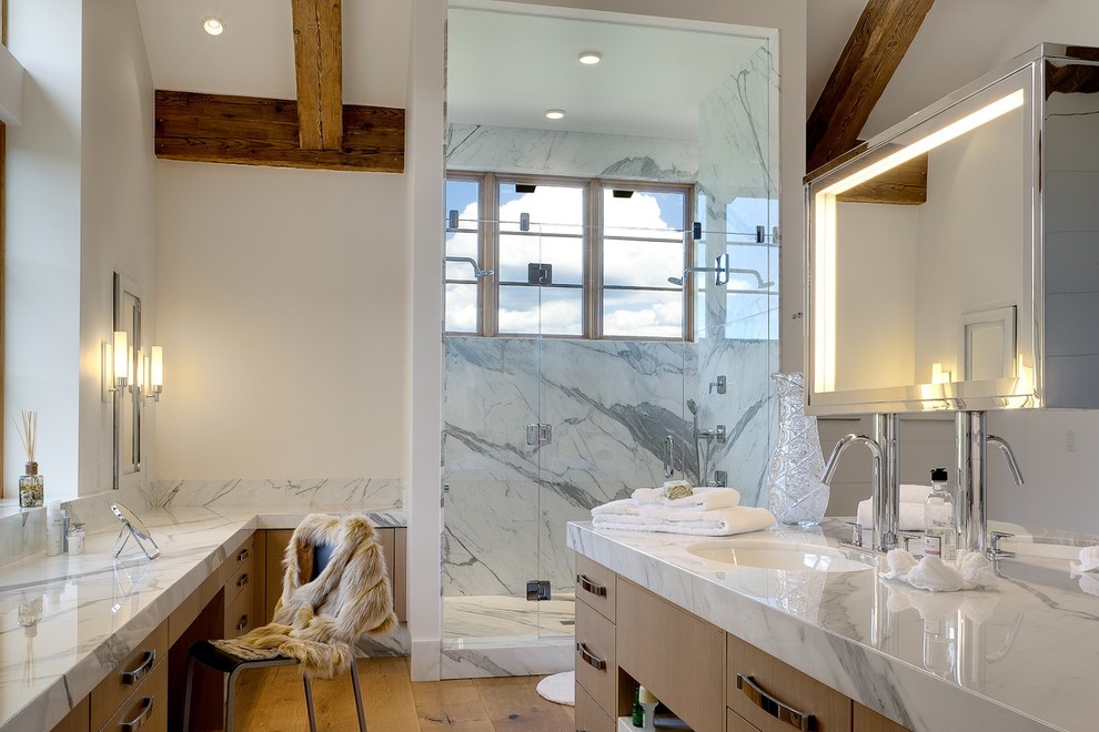 Idéer för att renovera ett funkis badrum, med släta luckor, skåp i ljust trä, marmorbänkskiva, en kantlös dusch, beige väggar, ljust trägolv och ett undermonterad handfat
