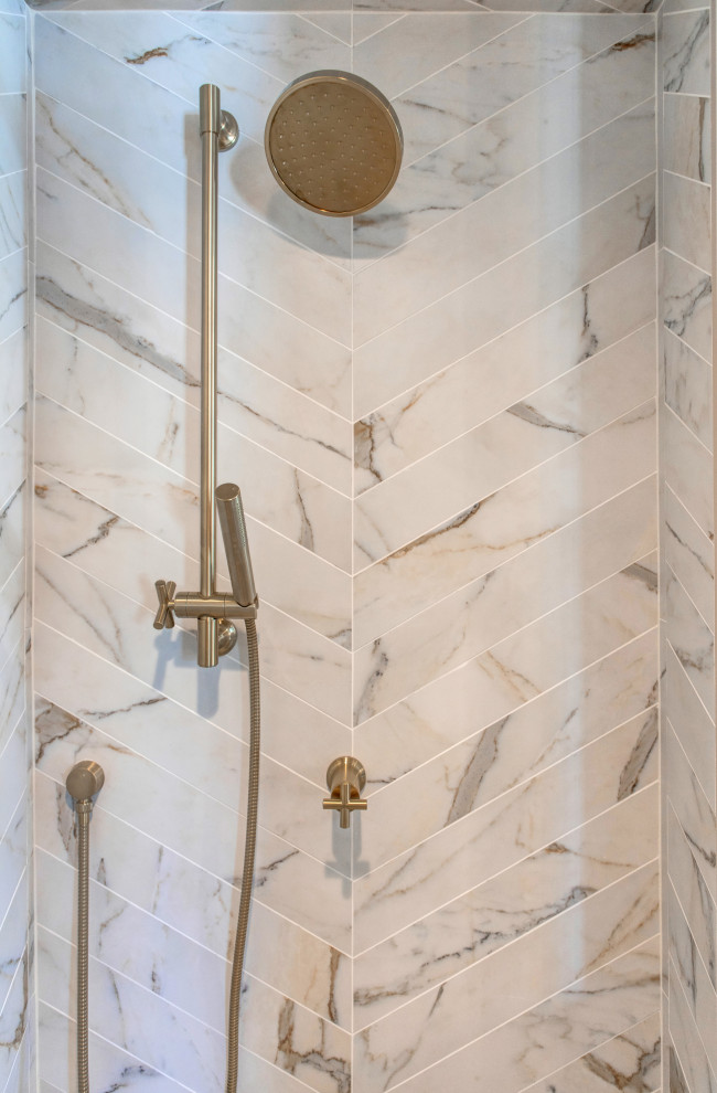 Exempel på ett stort modernt vit vitt en-suite badrum, med släta luckor, bruna skåp, ett fristående badkar, en hörndusch, keramikplattor, vita väggar, klinkergolv i keramik, bänkskiva i kvarts och dusch med gångjärnsdörr