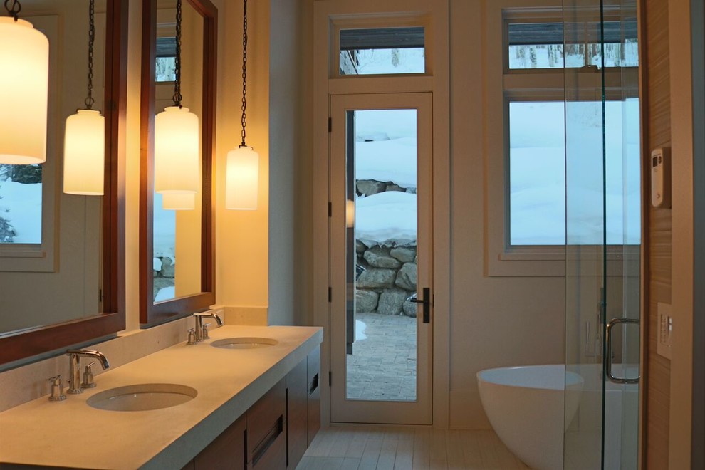Idee per una stanza da bagno rustica di medie dimensioni con vasca freestanding, pareti bianche, parquet chiaro, top in marmo, ante lisce, ante in legno scuro e lavabo sottopiano