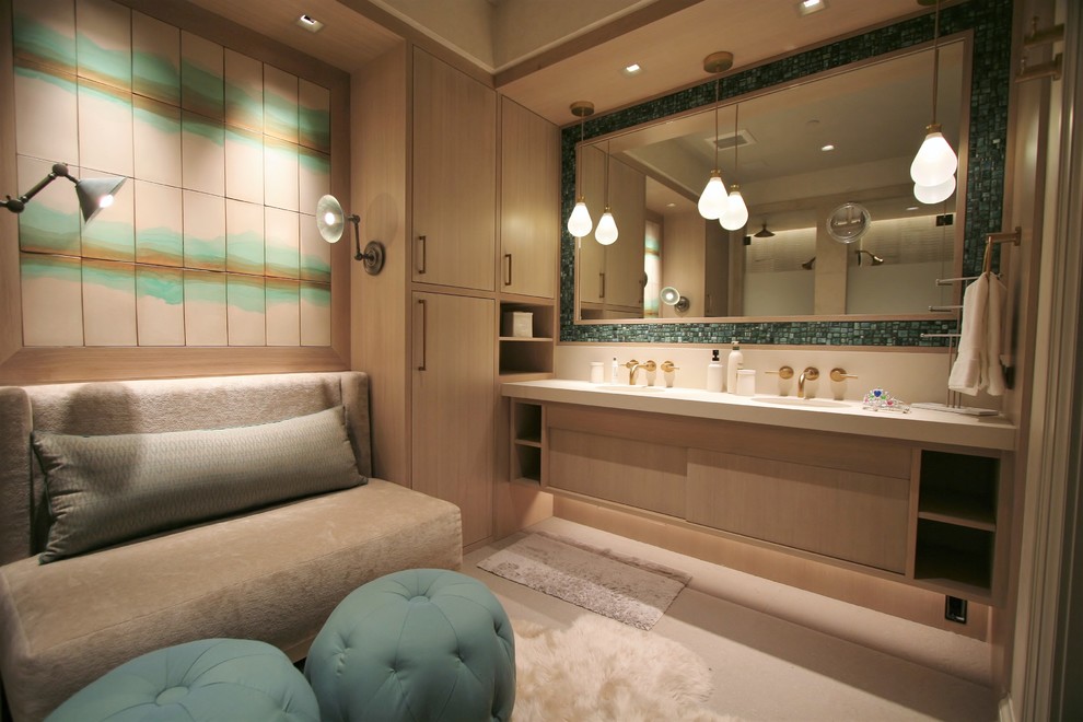Cette photo montre une salle de bain principale moderne en bois clair de taille moyenne avec un placard à porte plane, un lavabo encastré, un mur beige, un sol en carrelage de porcelaine et un plan de toilette en surface solide.