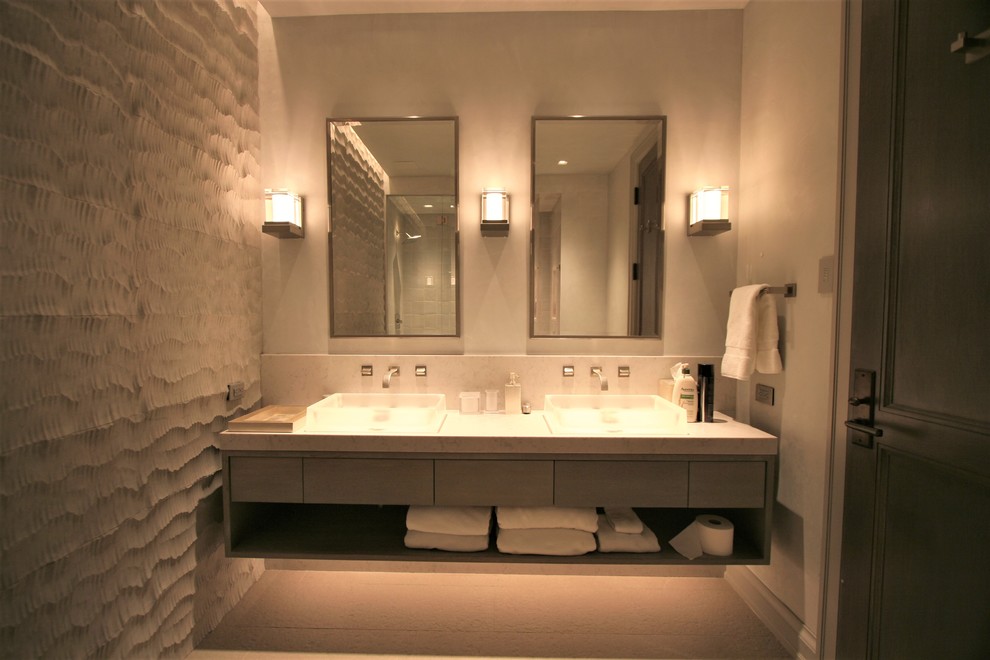 Bild på ett mellanstort funkis badrum med dusch, med släta luckor, ett fristående handfat, grå skåp, grå väggar och bänkskiva i akrylsten