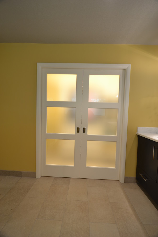 Идея дизайна: главная ванная комната среднего размера в стиле модернизм с плоскими фасадами, черными фасадами, душевой комнатой, белой плиткой, мраморной плиткой, желтыми стенами, врезной раковиной, мраморной столешницей и душем с распашными дверями