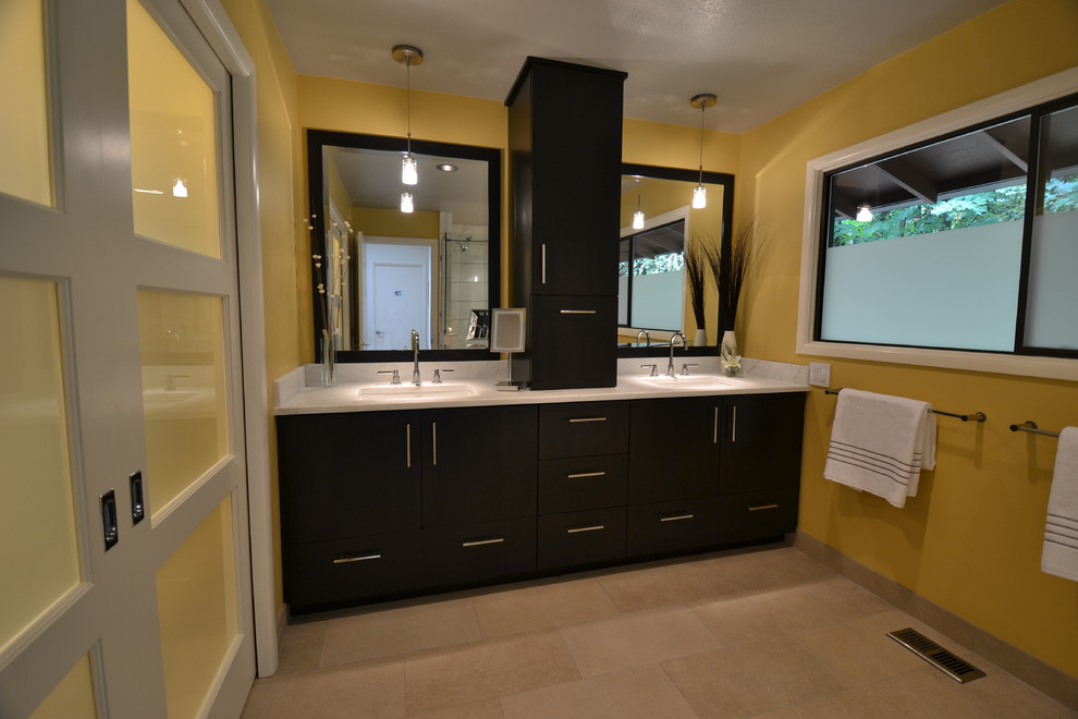 Свежая идея для дизайна: главная ванная комната среднего размера в стиле модернизм с плоскими фасадами, черными фасадами, желтыми стенами, врезной раковиной и мраморной столешницей - отличное фото интерьера