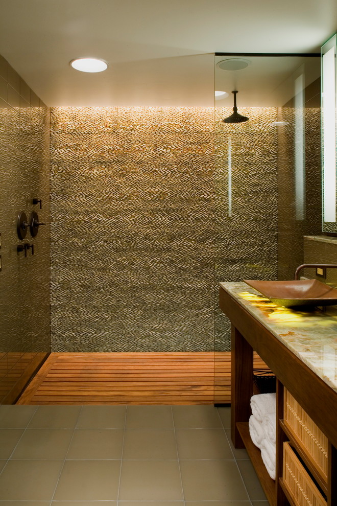 Пример оригинального дизайна: ванная комната в стиле рустика с столешницей из оникса и стеклянной плиткой