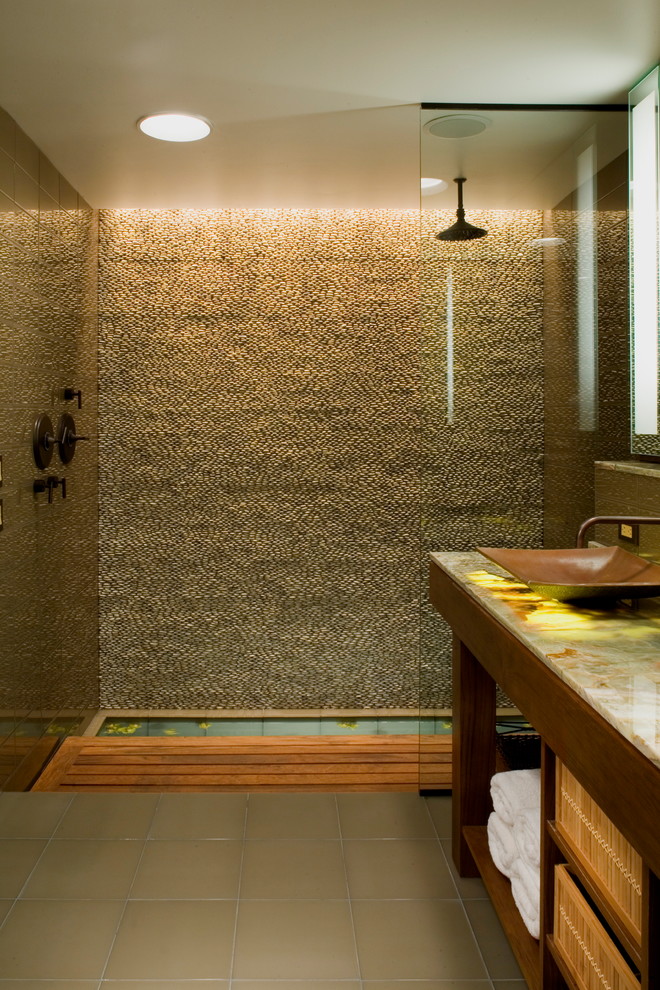 デンバーにあるアジアンスタイルのおしゃれな浴室 (オニキスの洗面台、石タイル、ベッセル式洗面器、オープン型シャワー、ベージュのタイル、ベージュの壁、オープンシャワー) の写真