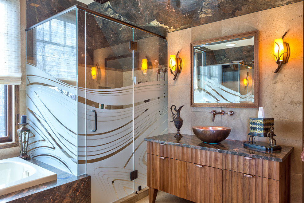 Стильный дизайн: большая главная ванная комната в современном стиле с фасадами островного типа, светлыми деревянными фасадами, накладной ванной, угловым душем, бежевыми стенами, полом из керамической плитки, настольной раковиной, каменной плиткой и мраморной столешницей - последний тренд