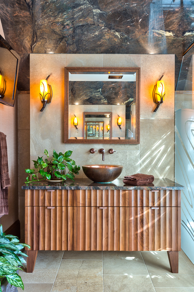 Идея дизайна: ванная комната в стиле рустика с настольной раковиной, фасадами цвета дерева среднего тона, бежевой плиткой и плоскими фасадами