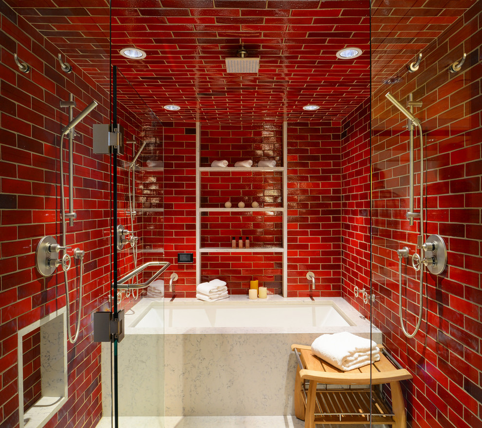 Idéer för funkis badrum, med ett badkar i en alkov, röd kakel, tunnelbanekakel och röda väggar