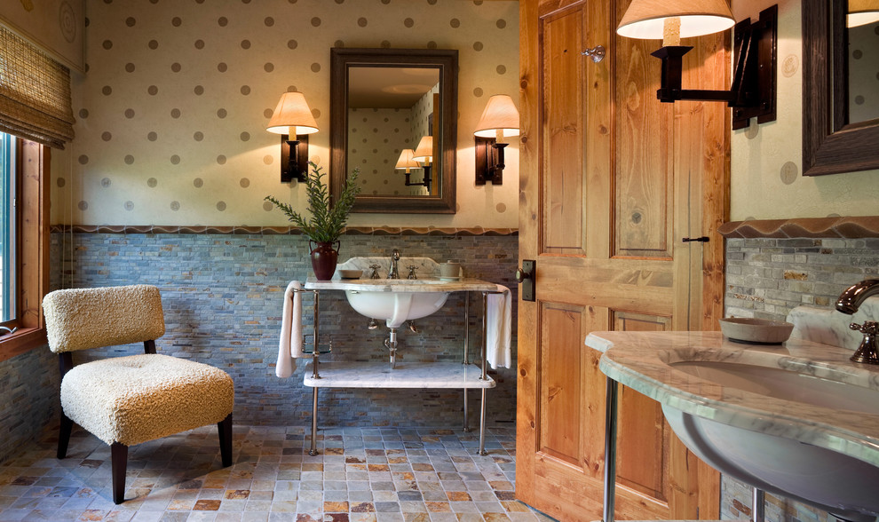 Inspiration pour une salle de bain traditionnelle avec un lavabo encastré, un placard sans porte, du carrelage en ardoise et un mur en pierre.