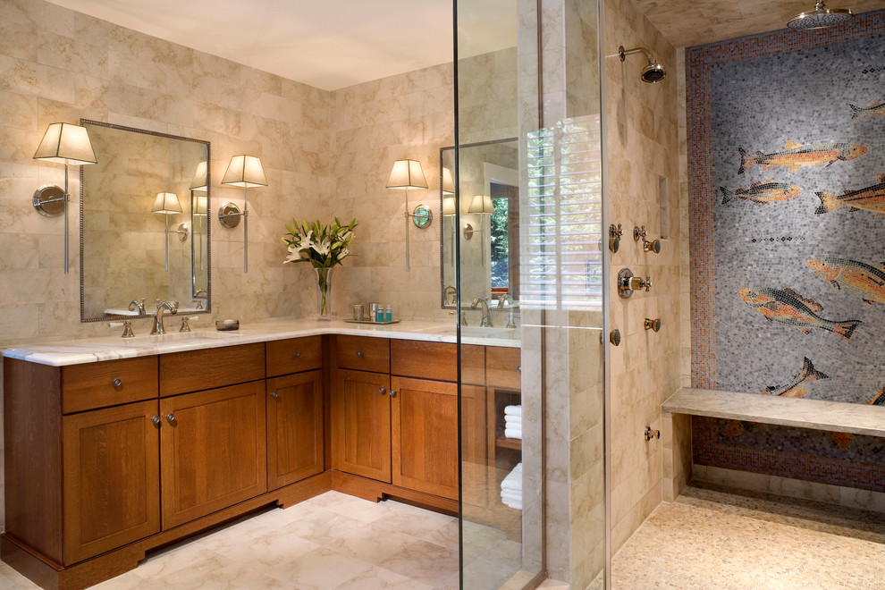 Inredning av ett klassiskt stort en-suite badrum, med ett undermonterad handfat, skåp i shakerstil, skåp i mellenmörkt trä, marmorbänkskiva, en dusch i en alkov, beige kakel och marmorgolv
