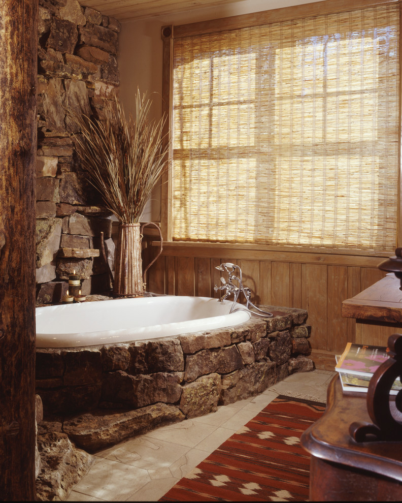 デンバーにあるラスティックスタイルのおしゃれな浴室 (アルコーブ型浴槽) の写真