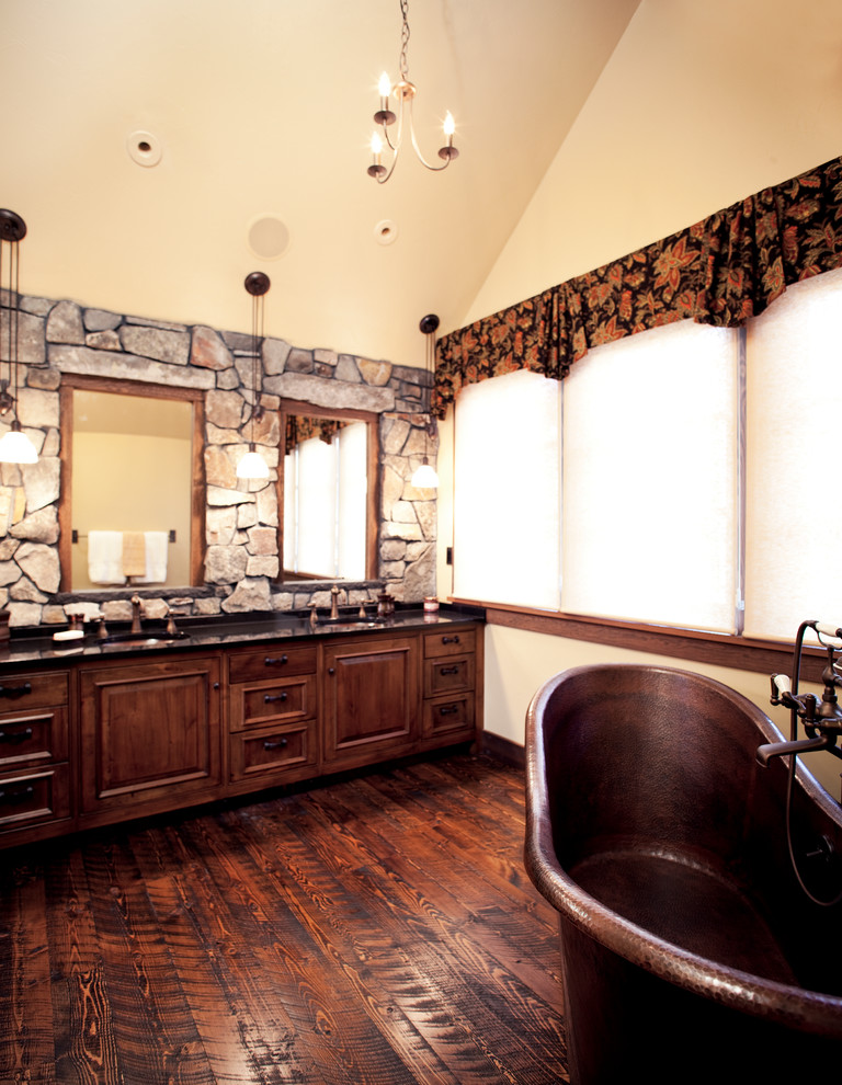 Idéer för att renovera ett stort rustikt en-suite badrum, med ett nedsänkt handfat, luckor med upphöjd panel, skåp i mörkt trä, bänkskiva i kvarts, beige väggar och mörkt trägolv