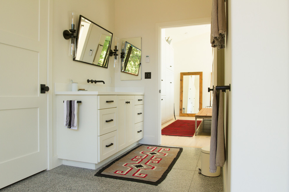 Стильный дизайн: ванная комната в стиле рустика с белыми фасадами, отдельно стоящей ванной, серым полом и белой столешницей - последний тренд
