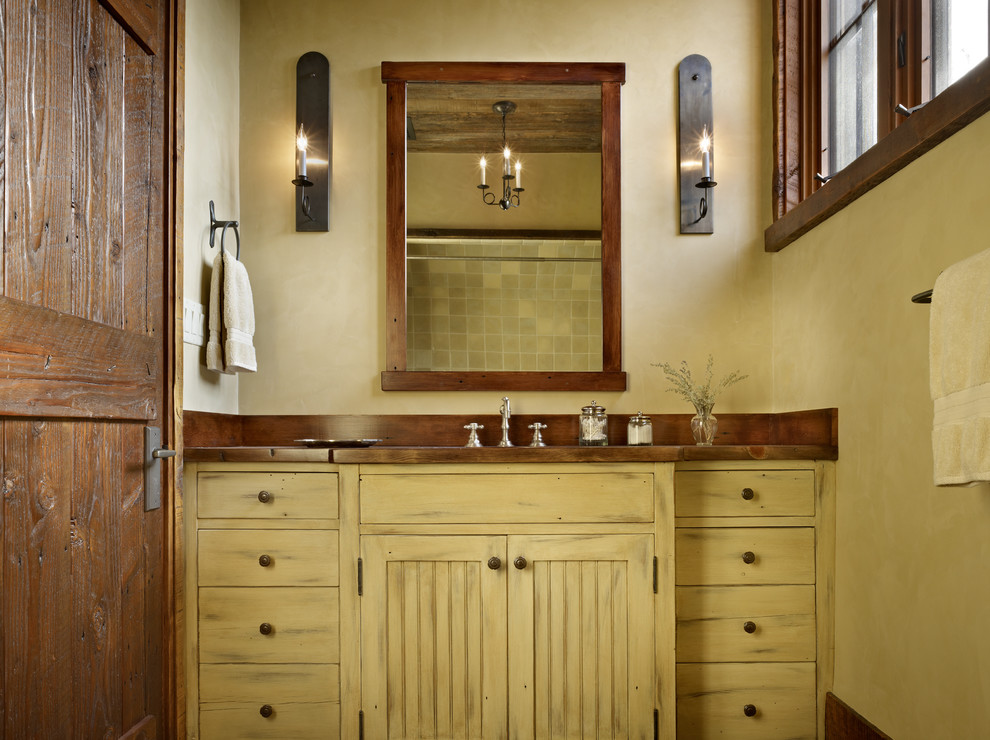 Inredning av ett rustikt litet badrum, med ett nedsänkt handfat, beige skåp och beige väggar
