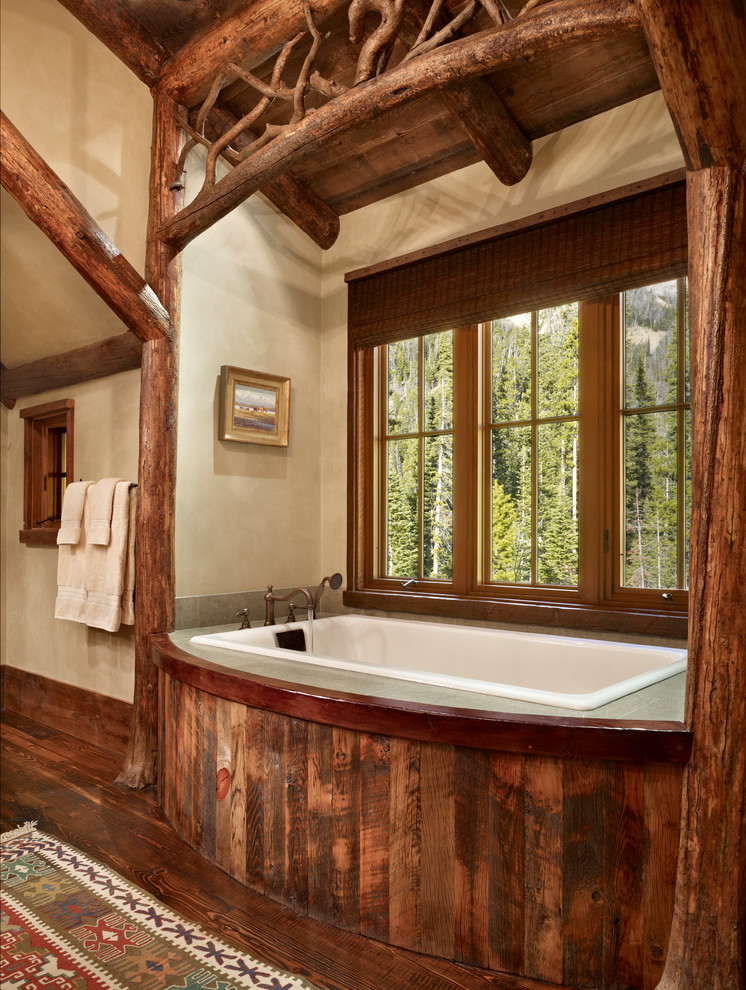 Источник вдохновения для домашнего уюта: главная ванная комната среднего размера, в деревянном доме в стиле рустика с фасадами цвета дерева среднего тона, накладной ванной, душем в нише, бежевыми стенами и темным паркетным полом