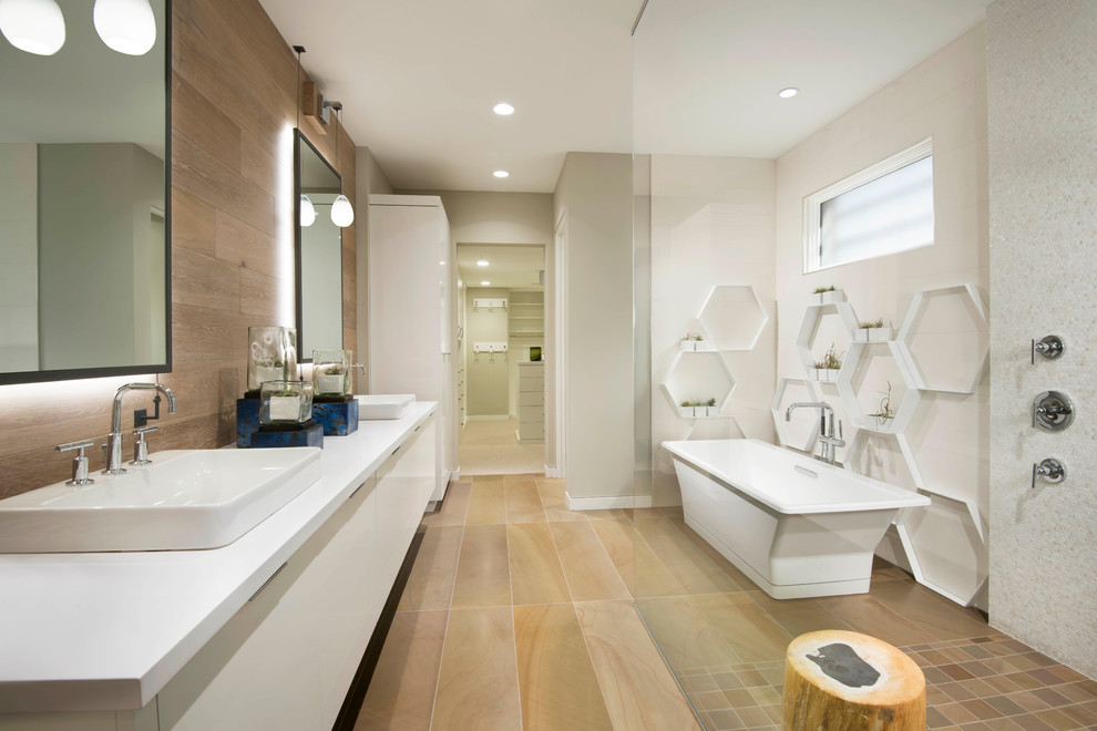 Bild på ett stort funkis vit vitt en-suite badrum, med släta luckor, ett fristående handfat, bänkskiva i kvartsit, beiget golv, beige skåp, ett fristående badkar, beige väggar, med dusch som är öppen, våtrum, vit kakel, mosaik och laminatgolv