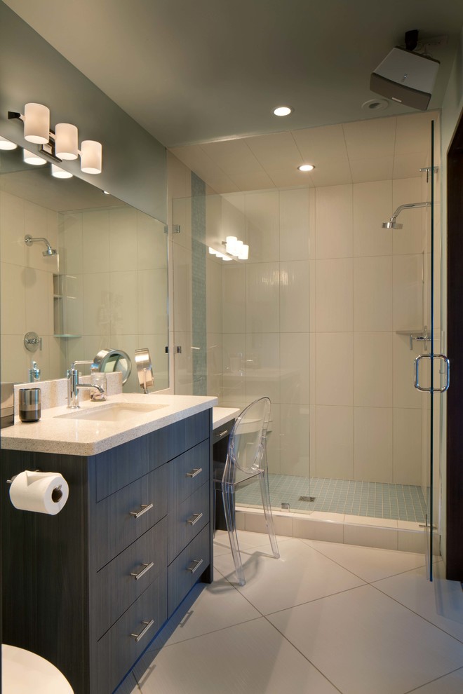 Idee per una grande stanza da bagno padronale moderna con lavabo a bacinella, ante in legno scuro, top in granito, doccia alcova, WC sospeso, piastrelle bianche, pareti grigie e parquet chiaro