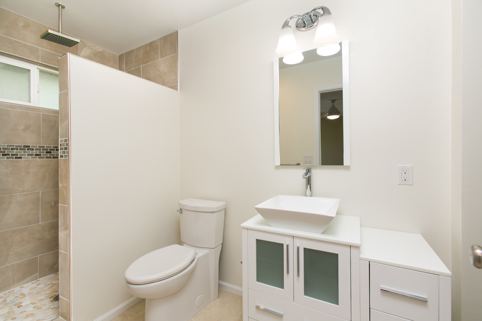 Klassisk inredning av ett mellanstort badrum med dusch, med luckor med glaspanel, vita skåp, en hörndusch, en toalettstol med hel cisternkåpa, brun kakel, keramikplattor, beige väggar, ett fristående handfat, bänkskiva i kvartsit, beiget golv och med dusch som är öppen