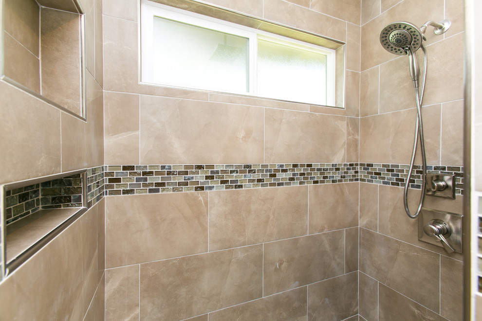 Foto de cuarto de baño campestre de tamaño medio con ducha empotrada, baldosas y/o azulejos marrones, baldosas y/o azulejos de porcelana, paredes beige y aseo y ducha