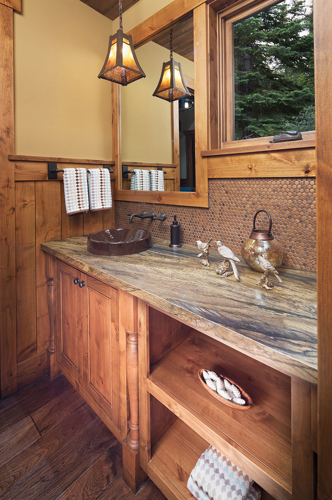 Idéer för mellanstora rustika en-suite badrum, med luckor med infälld panel, skåp i mellenmörkt trä, brun kakel, mosaik, beige väggar, mörkt trägolv, ett fristående handfat, granitbänkskiva, ett badkar i en alkov och en dusch i en alkov