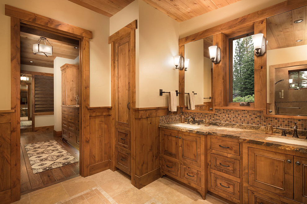 Exempel på ett mellanstort rustikt en-suite badrum, med luckor med infälld panel, skåp i mellenmörkt trä, ett badkar i en alkov, en dusch i en alkov, brun kakel, mosaik, beige väggar, mörkt trägolv, ett fristående handfat och granitbänkskiva
