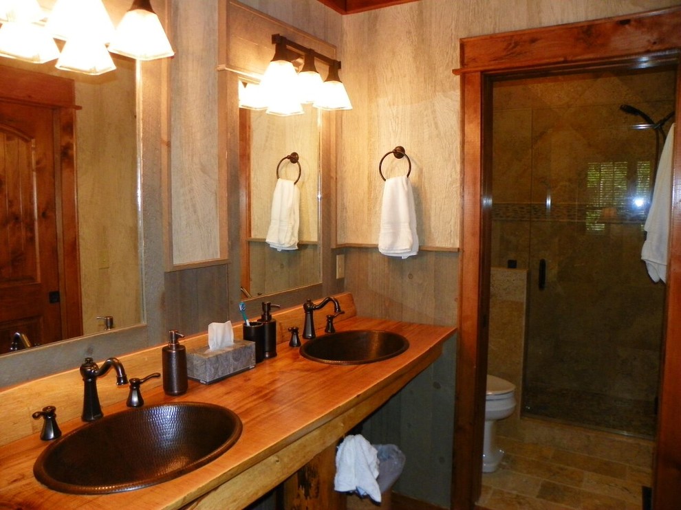 Ejemplo de cuarto de baño rústico pequeño con armarios abiertos, suelo de piedra caliza, lavabo encastrado y encimera de madera
