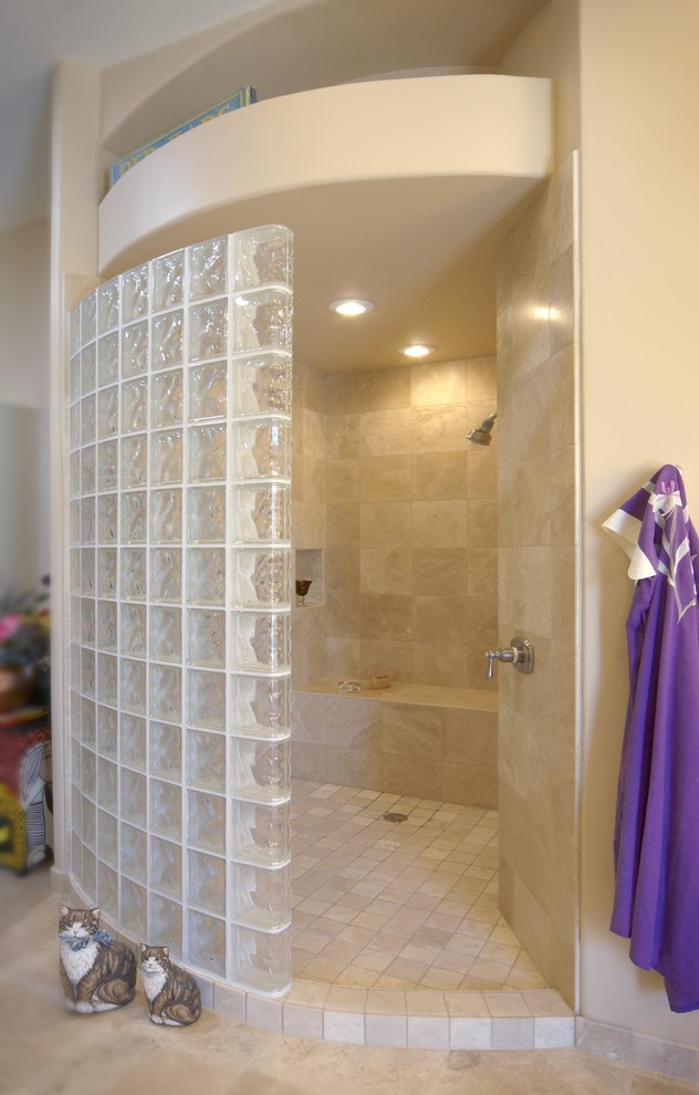 Idéer för stora eklektiska badrum, med beige väggar och klinkergolv i porslin