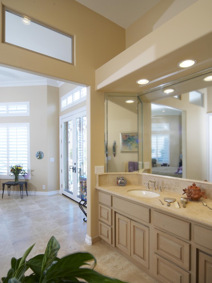 フェニックスにある高級な広いエクレクティックスタイルのおしゃれな浴室 (ベージュの壁、磁器タイルの床) の写真