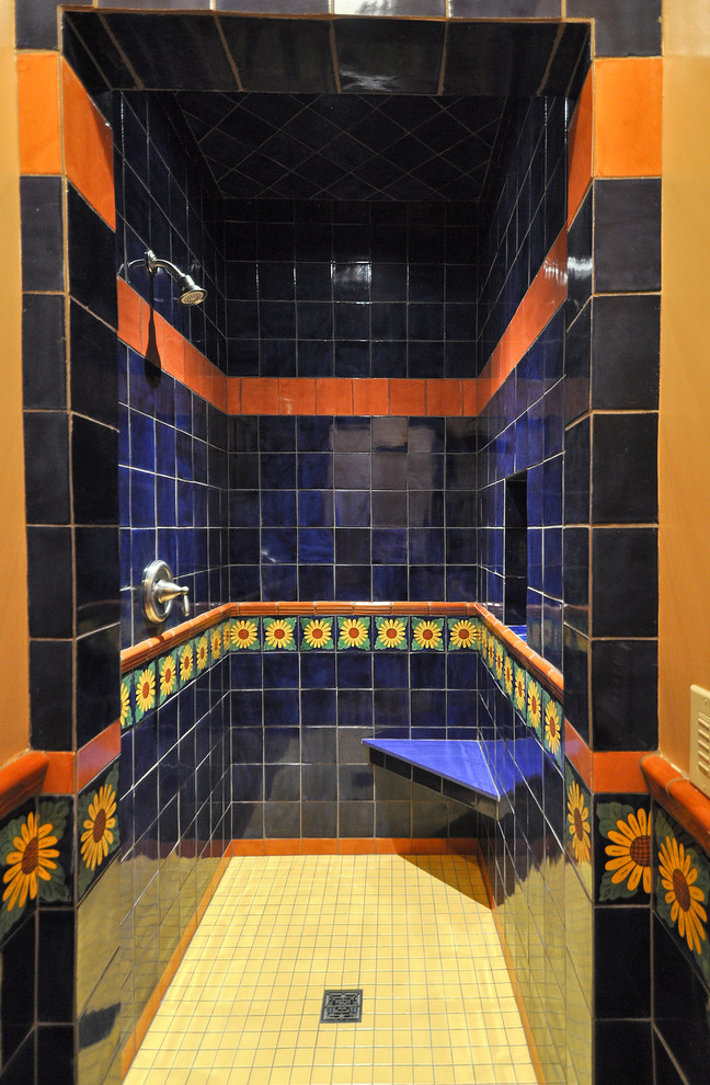 Idées déco pour une salle de bain méditerranéenne avec un plan de toilette en quartz modifié, une douche double, un carrelage bleu et des carreaux de céramique.