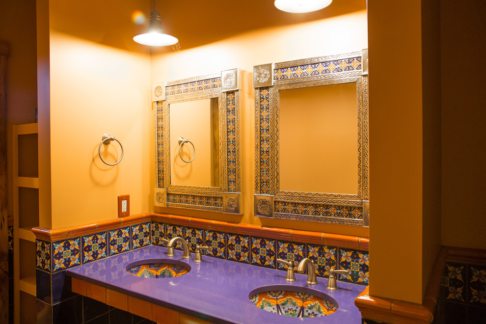 Пример оригинального дизайна: ванная комната в средиземноморском стиле с столешницей из искусственного кварца, двойным душем, синей плиткой и керамической плиткой