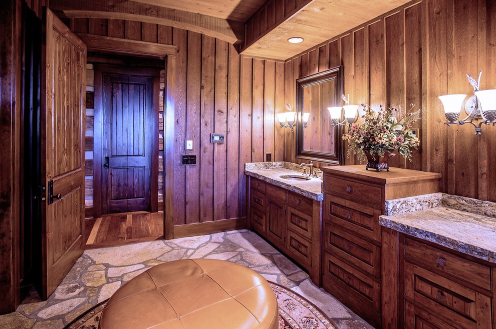 Foto på ett mellanstort rustikt en-suite badrum, med ett undermonterad handfat, luckor med infälld panel, skåp i mellenmörkt trä, granitbänkskiva, ett badkar i en alkov, en hörndusch, bruna väggar och travertin golv