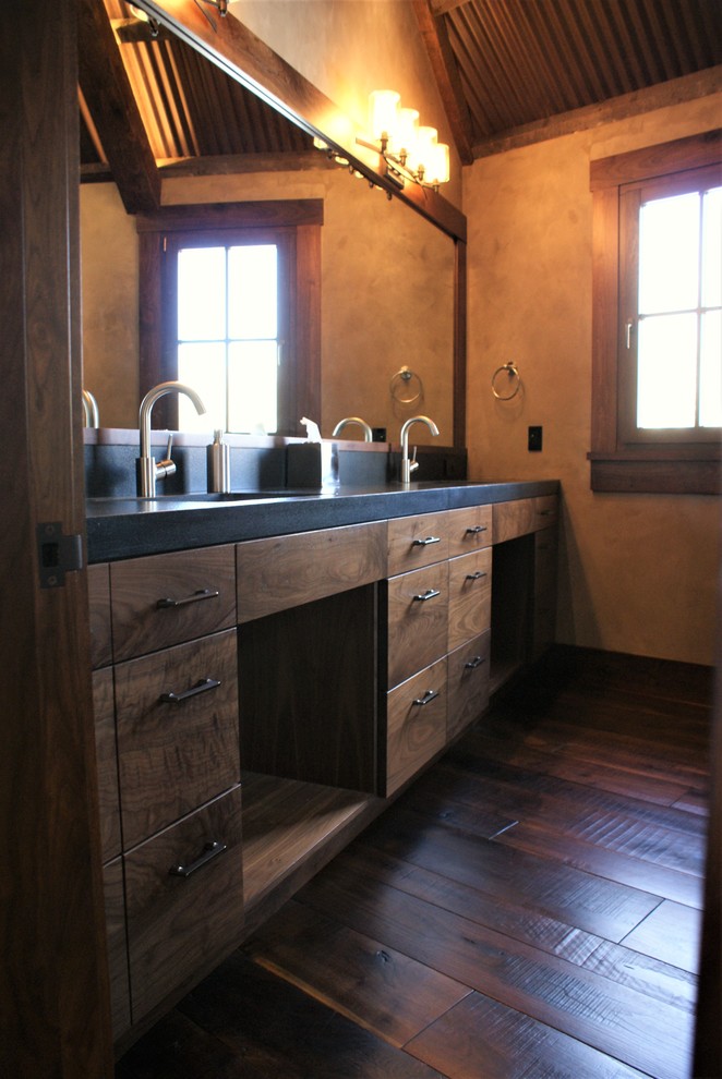 Idee per una stanza da bagno padronale stile americano di medie dimensioni con ante lisce, lavabo sottopiano, ante in legno bruno, pareti beige, parquet scuro e top in cemento