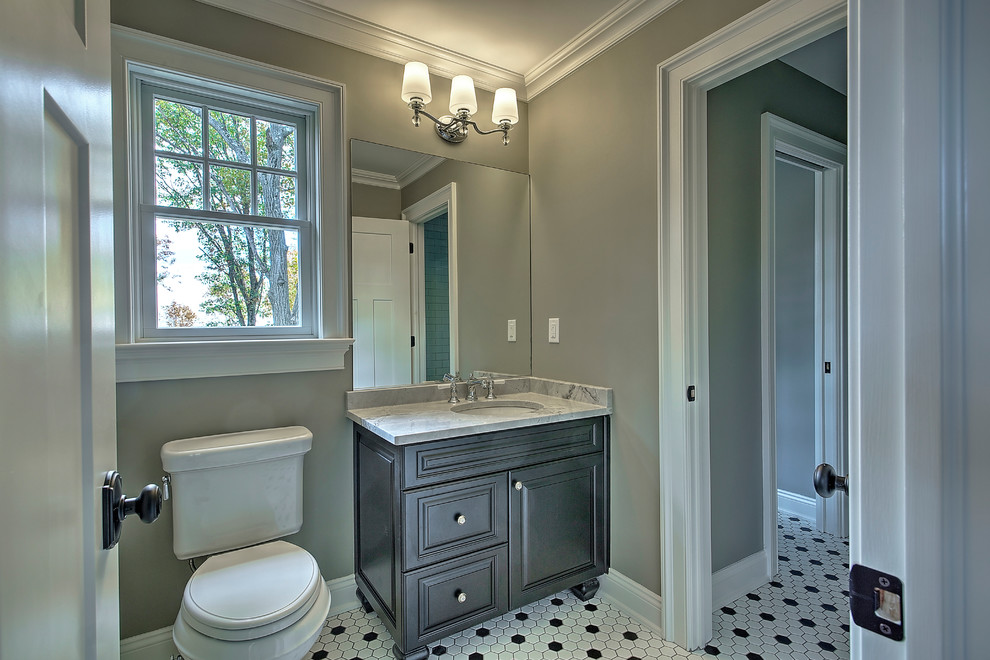 Exempel på ett mycket stort klassiskt en-suite badrum, med luckor med upphöjd panel, svarta skåp, ett badkar i en alkov, en dusch/badkar-kombination, en toalettstol med hel cisternkåpa, svart kakel, svart och vit kakel, grå kakel, vit kakel, porslinskakel, grå väggar, klinkergolv i porslin, ett undermonterad handfat och marmorbänkskiva