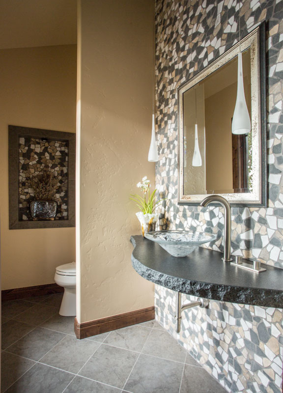 Inspiration för mellanstora klassiska badrum med dusch, med en toalettstol med separat cisternkåpa, beige kakel, svart kakel, vit kakel, kakel i småsten, beige väggar, skiffergolv, ett fristående handfat, granitbänkskiva och svart golv