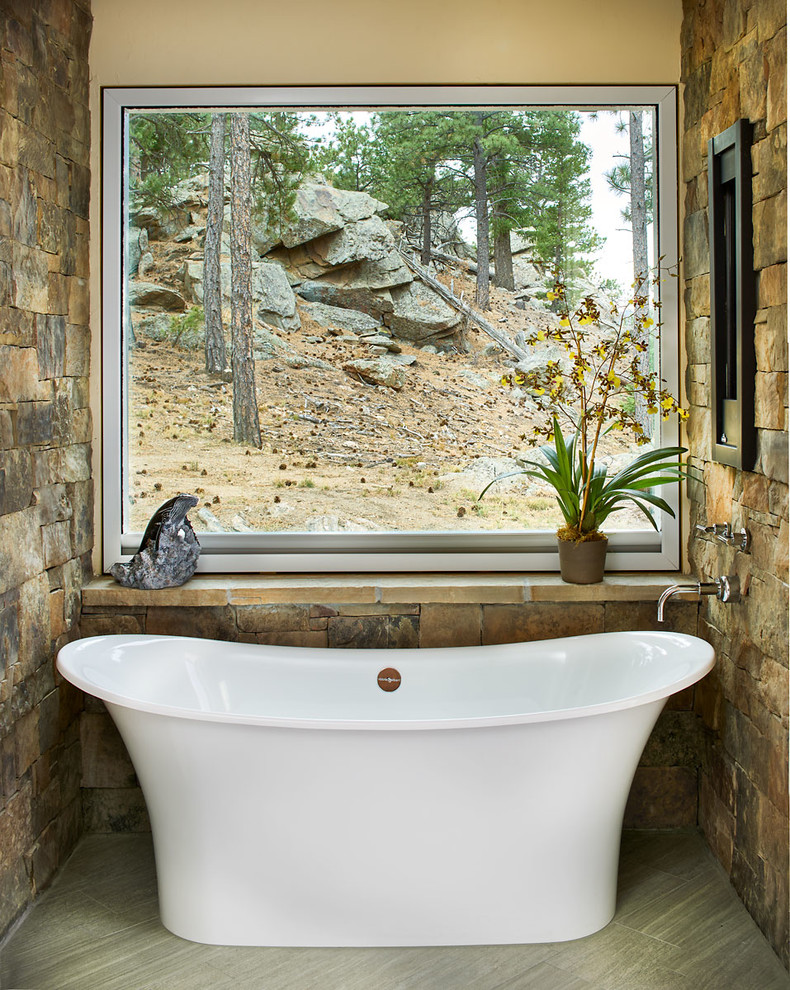 Idées déco pour une grande salle de bain principale montagne avec une baignoire indépendante, un carrelage multicolore, des dalles de pierre, un mur beige, un sol en carrelage de porcelaine et un sol gris.