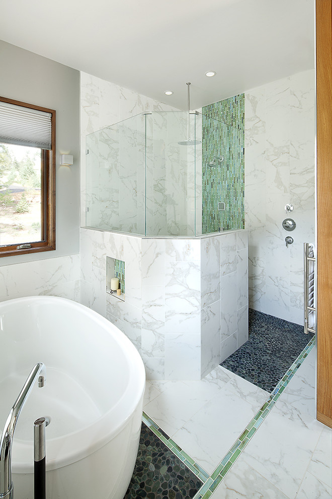 Idée de décoration pour une grande salle d'eau design avec un lavabo encastré, des portes de placard grises, un plan de toilette en granite, une baignoire indépendante, une douche ouverte, un carrelage gris, des carreaux de béton, un mur gris et un sol en carrelage de céramique.