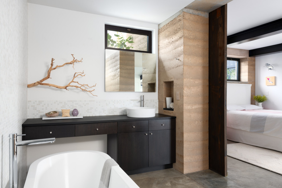 Modernes Badezimmer mit flächenbündigen Schrankfronten, dunklen Holzschränken, grauen Fliesen, Mosaikfliesen, weißer Wandfarbe, Aufsatzwaschbecken, grauem Boden, Einzelwaschbecken und eingebautem Waschtisch in San Francisco