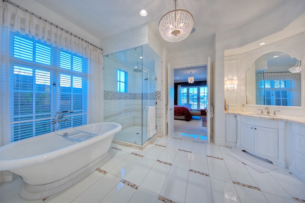 Immagine di una stanza da bagno padronale mediterranea di medie dimensioni con ante in legno chiaro