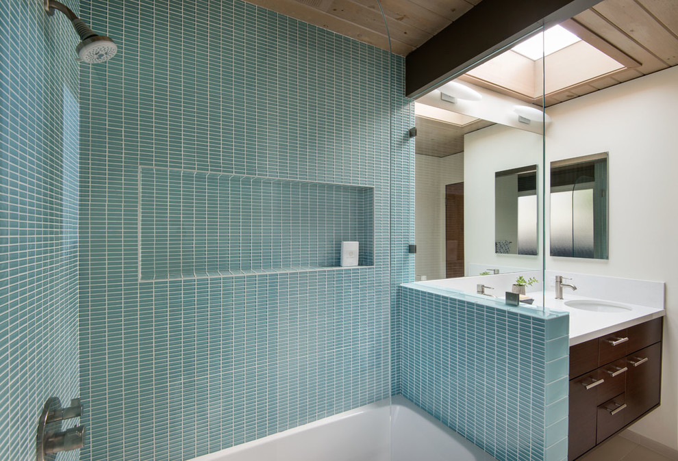 На фото: большая главная ванная комната в стиле модернизм с плоскими фасадами, светлыми деревянными фасадами, душем в нише, инсталляцией, зеленой плиткой, плиткой мозаикой, бежевыми стенами, полом из травертина, врезной раковиной, мраморной столешницей, бежевым полом и открытым душем