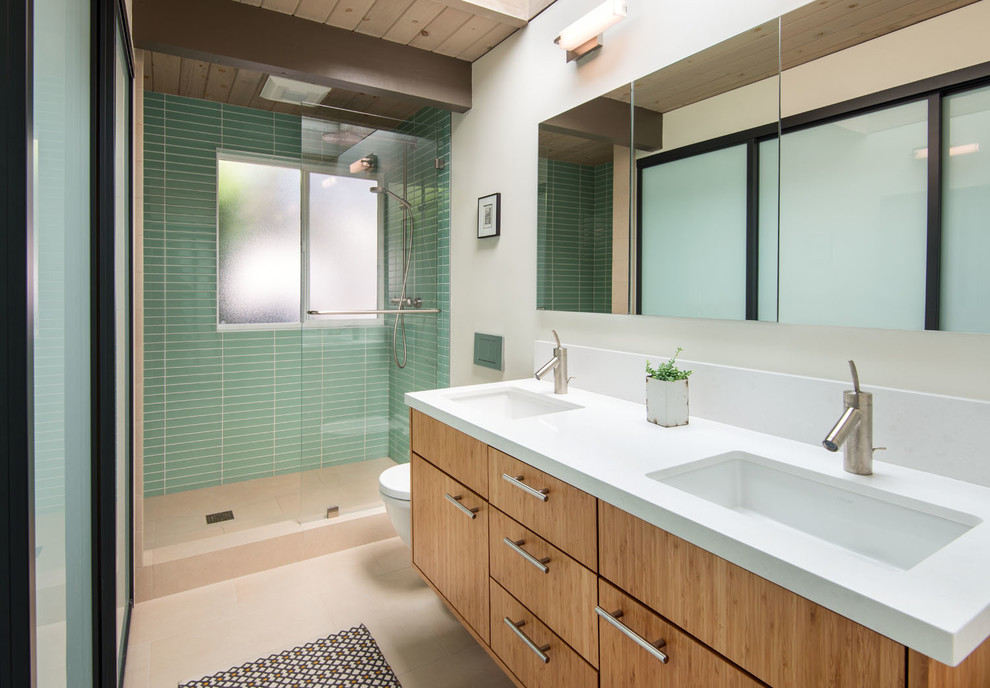 Idéer för att renovera ett stort funkis vit vitt en-suite badrum, med med dusch som är öppen, släta luckor, skåp i ljust trä, en dusch i en alkov, en vägghängd toalettstol, grön kakel, mosaik, beige väggar, travertin golv, ett undermonterad handfat, marmorbänkskiva och beiget golv