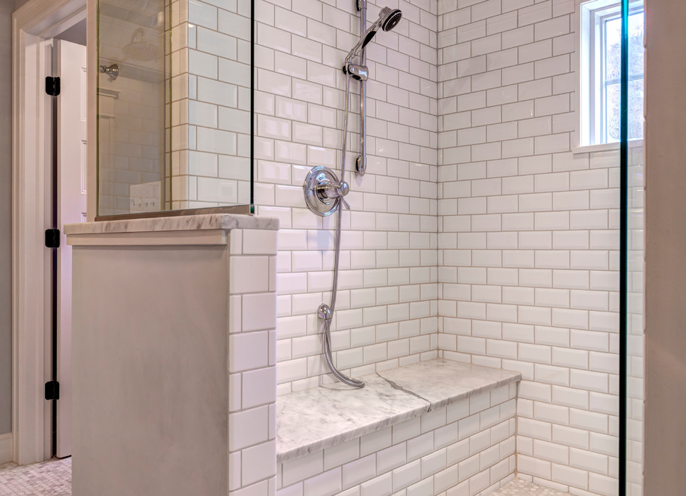 Modelo de cuarto de baño de estilo americano con baldosas y/o azulejos blancos