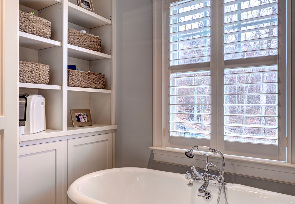 Idée de décoration pour une salle de bain champêtre avec un carrelage blanc, une baignoire sur pieds, une douche ouverte, un mur gris et un sol en carrelage de céramique.