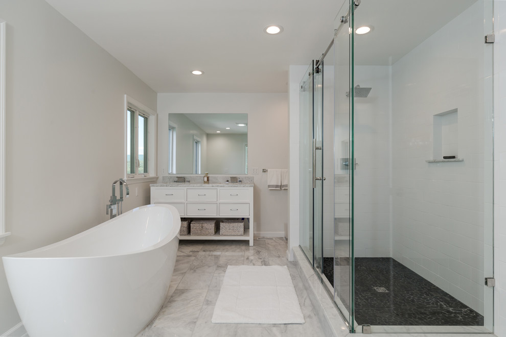 Großes Modernes Badezimmer En Suite mit verzierten Schränken, weißen Schränken, freistehender Badewanne, Eckdusche, grauer Wandfarbe, Unterbauwaschbecken, Quarzit-Waschtisch, grauem Boden und Schiebetür-Duschabtrennung in New York