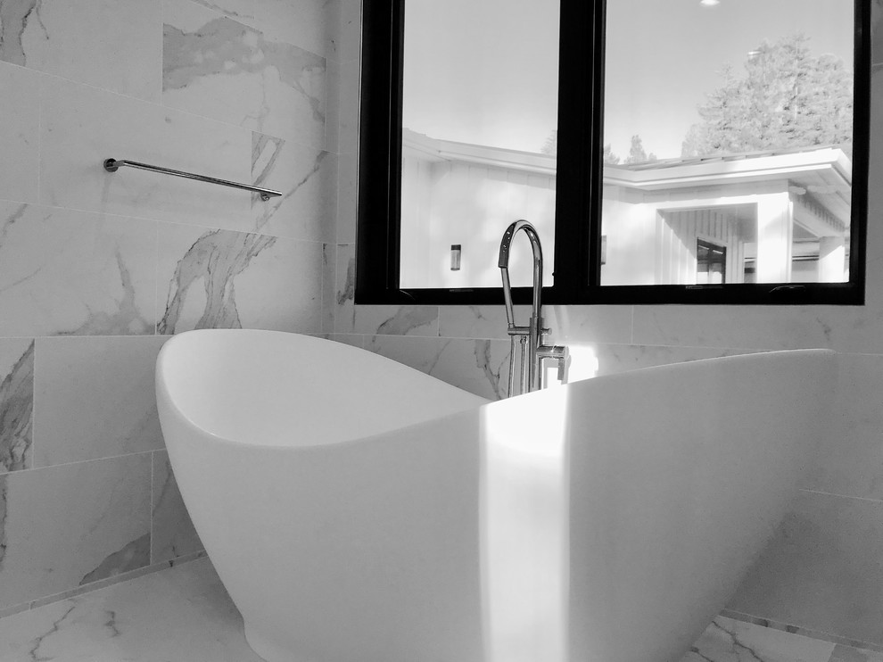 Diseño de cuarto de baño campestre con bañera exenta